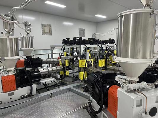 kopen Hoogwaardige PP-thermovormende platen-extrusie-machines met 300-1000 kg/uur output, 0,2-1,5 mm dikte en 800-1500 mm breedte online manufacture